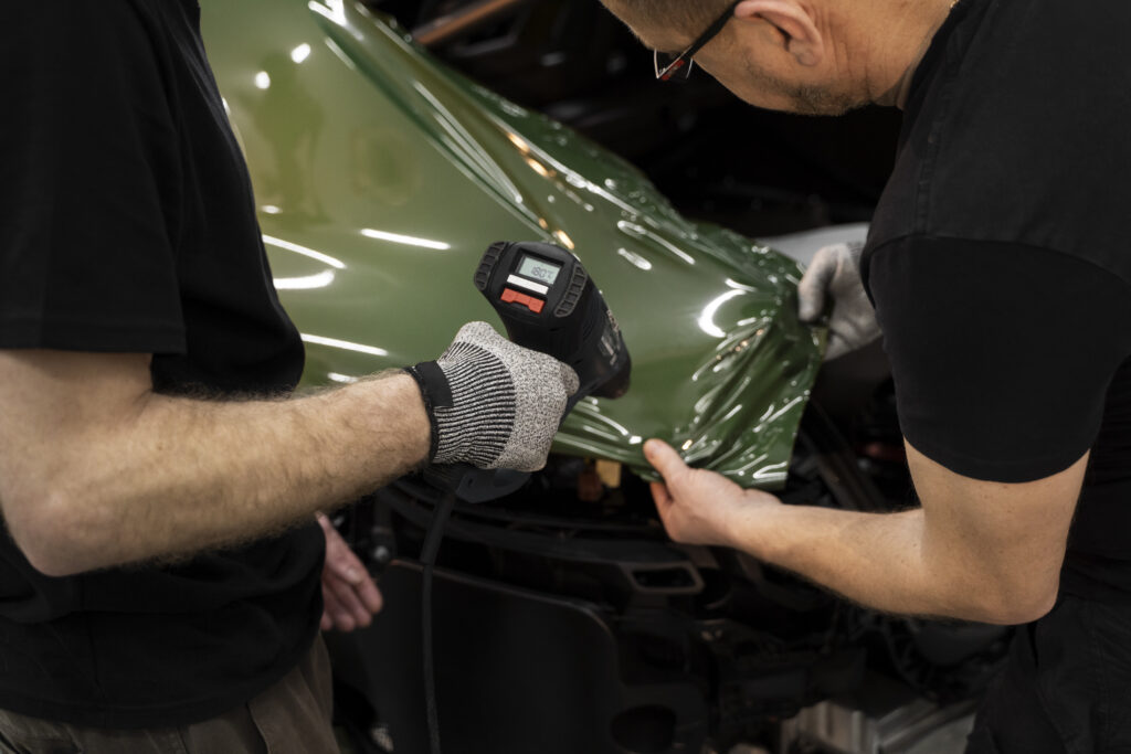 person working car wrapping (3)